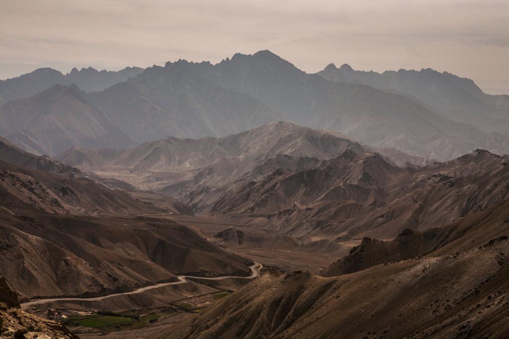 棕色的山脉,在白天,拉达克,印度高清壁纸白色多云的天空下