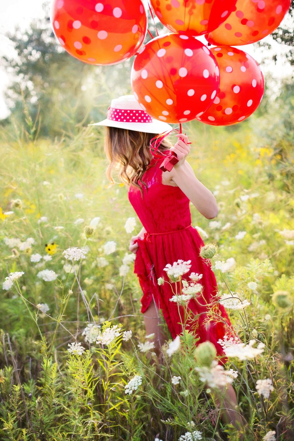 肖像摄影的红裙子举行红气球高清壁纸的女人