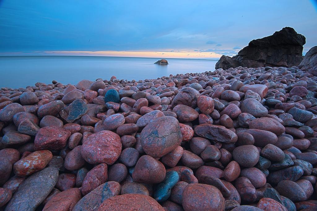 一堆棕色的石头在海边高清壁纸
