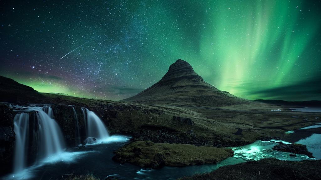 壁纸火山,山,Kirkjufell,雪,瀑布,流星,北极光,彗星,夜晚,冰岛,岩石,星星