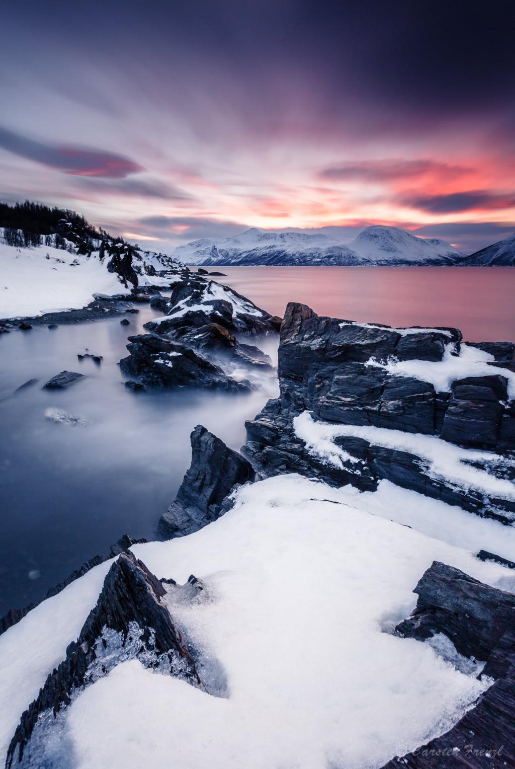 在金色的小时,乌尔,峡湾,挪威高清壁纸时间推移摄影的雪山和水体