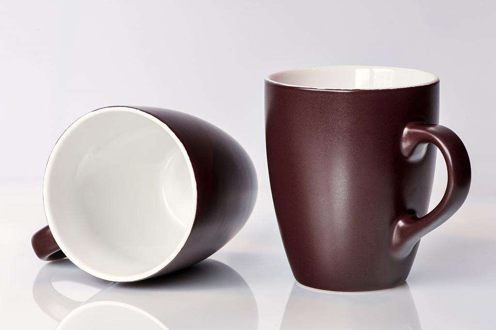 两个棕色和白色的陶瓷杯子高清壁纸