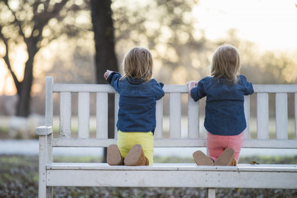 两个孩子在长椅上高清壁纸
