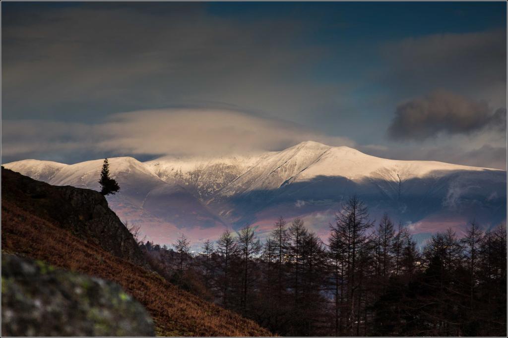 在白色多云的天空,白天,skiddaw,borrowdale高清壁纸下白雪覆盖的山丘的风景摄影