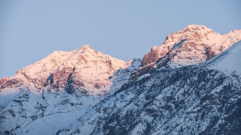 被雪包围的山的摄影HD壁纸