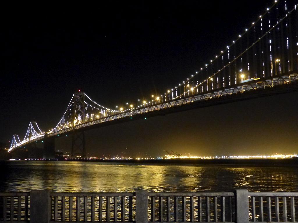 金门大桥与夜间高清壁纸灯