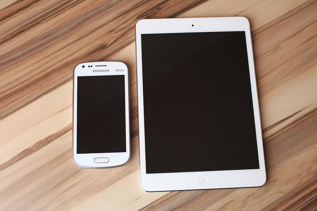 白色三星智能手机和白色iPad高清壁纸