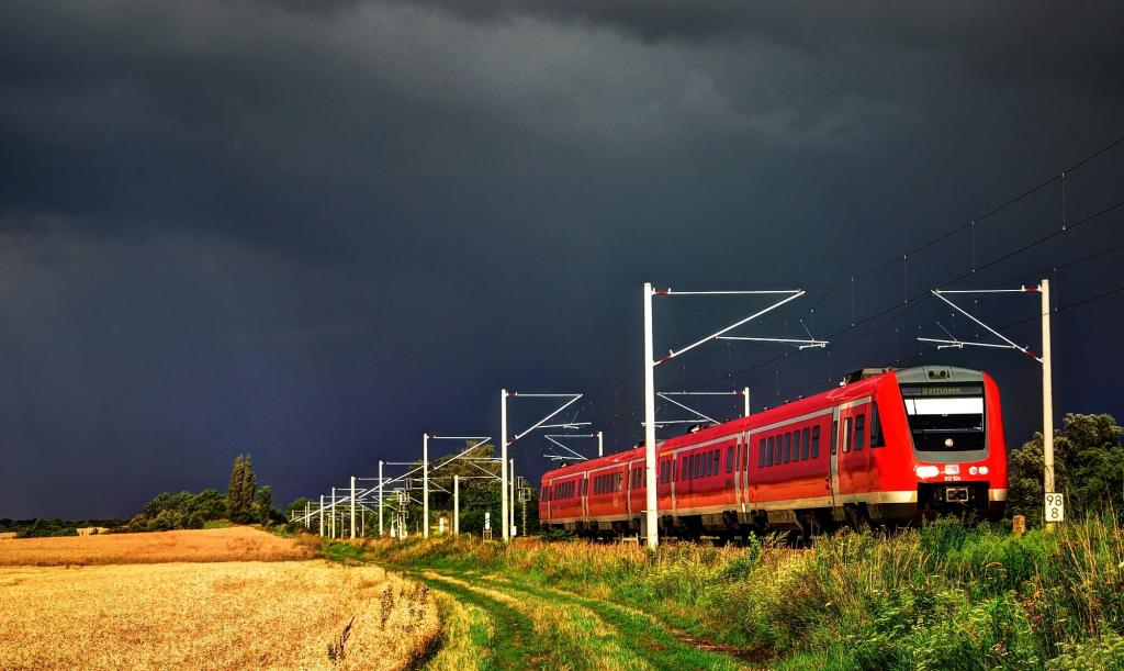 红色火车附近麦田与nimbostratus云照片高清壁纸