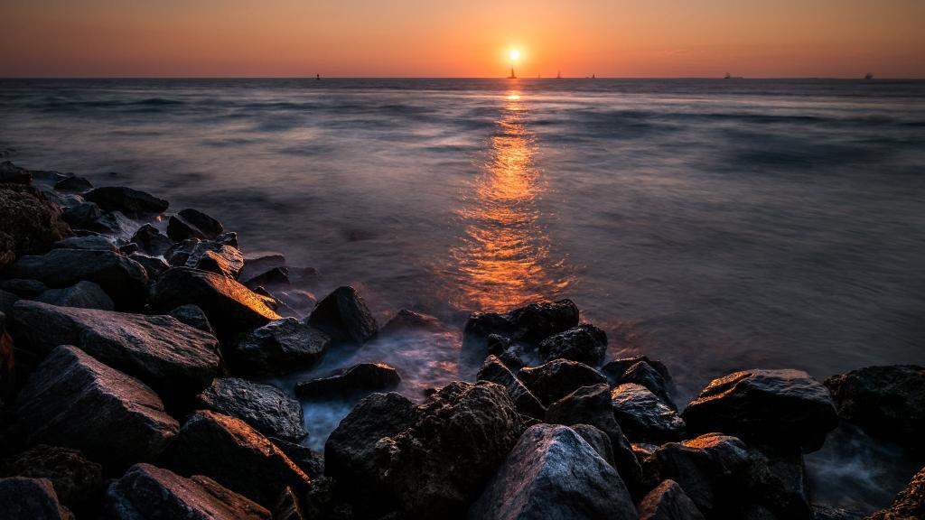 在日落,基韦斯特,佛罗里达州高清壁纸横跨海岸的岩石海岸