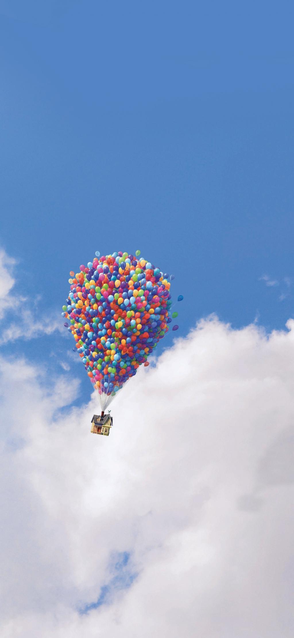 湛蓝天空上的气球飞屋