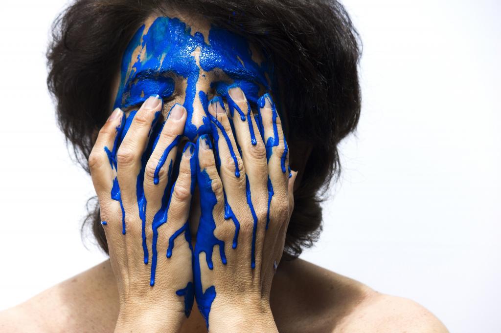 蓝色的脸上漆高清壁纸的女人