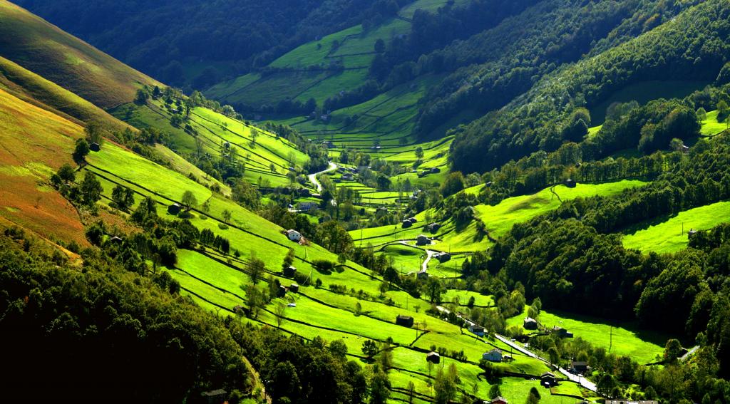 绿色的山脉,在一天的时间,蓝色的天空下,坎塔布里亚高清壁纸