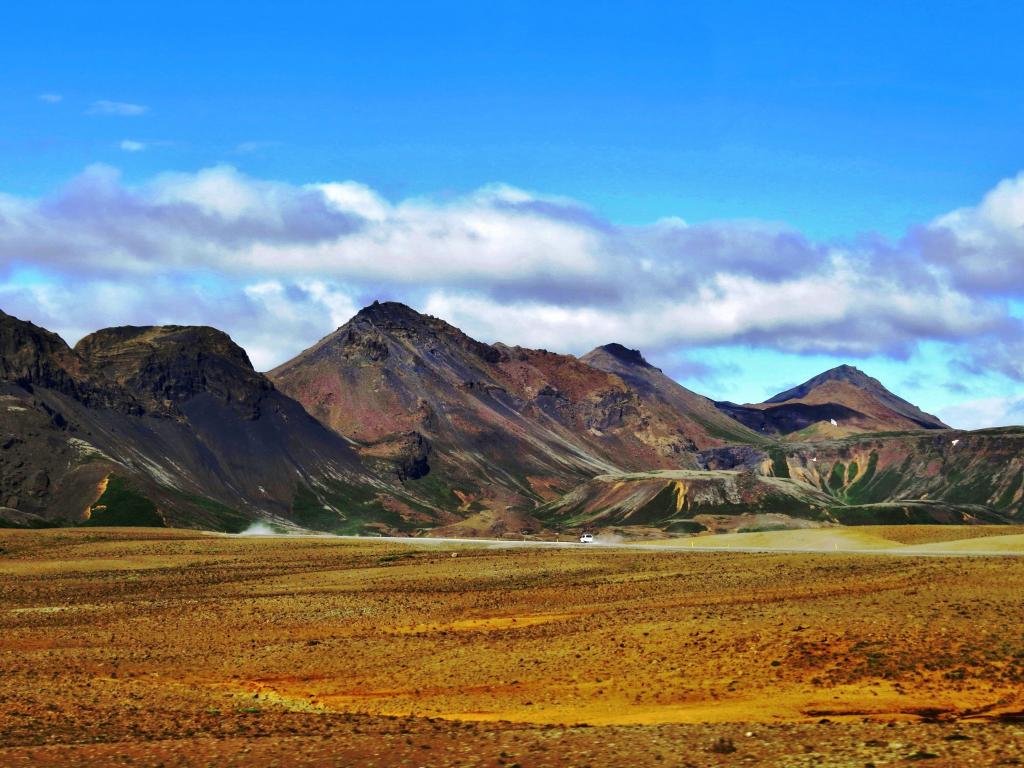 在蓝色和白色的天空,冰岛高清壁纸下沙漠附近的棕色山脉