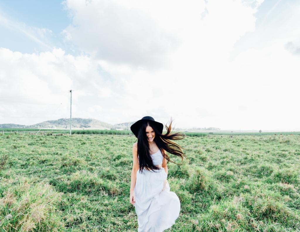 白色无袖连衣裙在白天高清壁纸在绿色草地上行走的女人