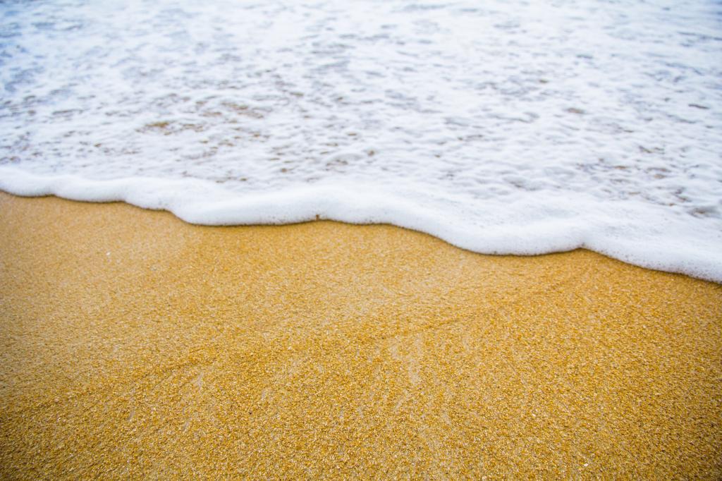 棕色的沙滩上的水高清壁纸