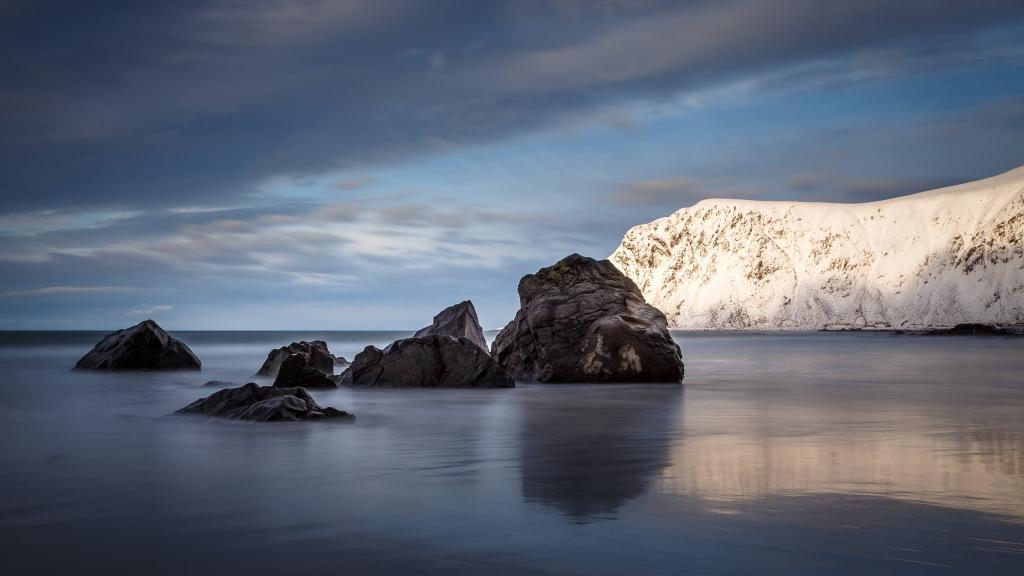 在蓝色多云的天空,挪威高清壁纸下的身体的岩层