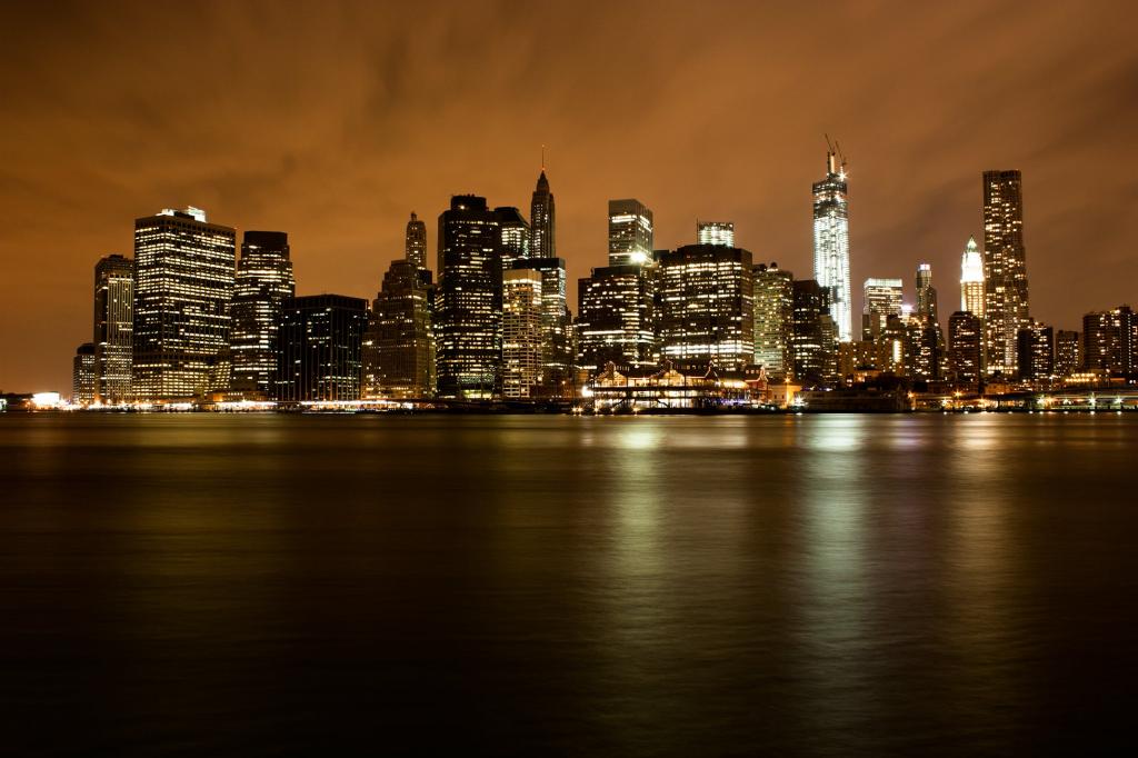 在晚上时间,曼哈顿高清壁纸点燃的城市景观
