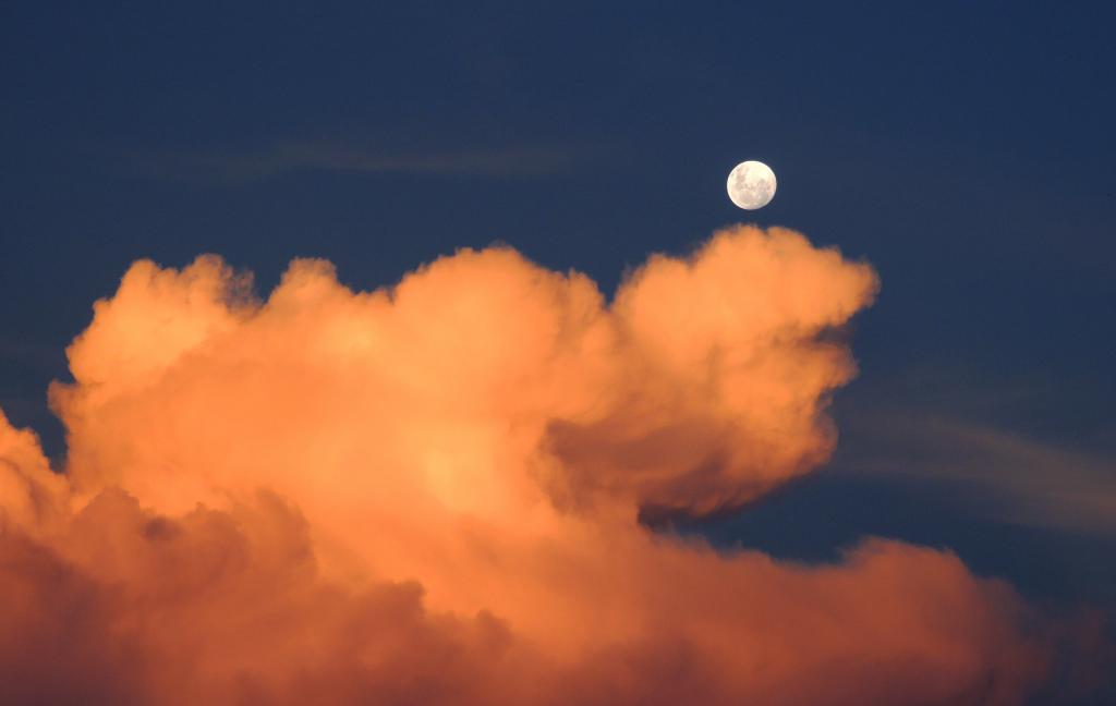 月亮和云在白天高清壁纸的照片