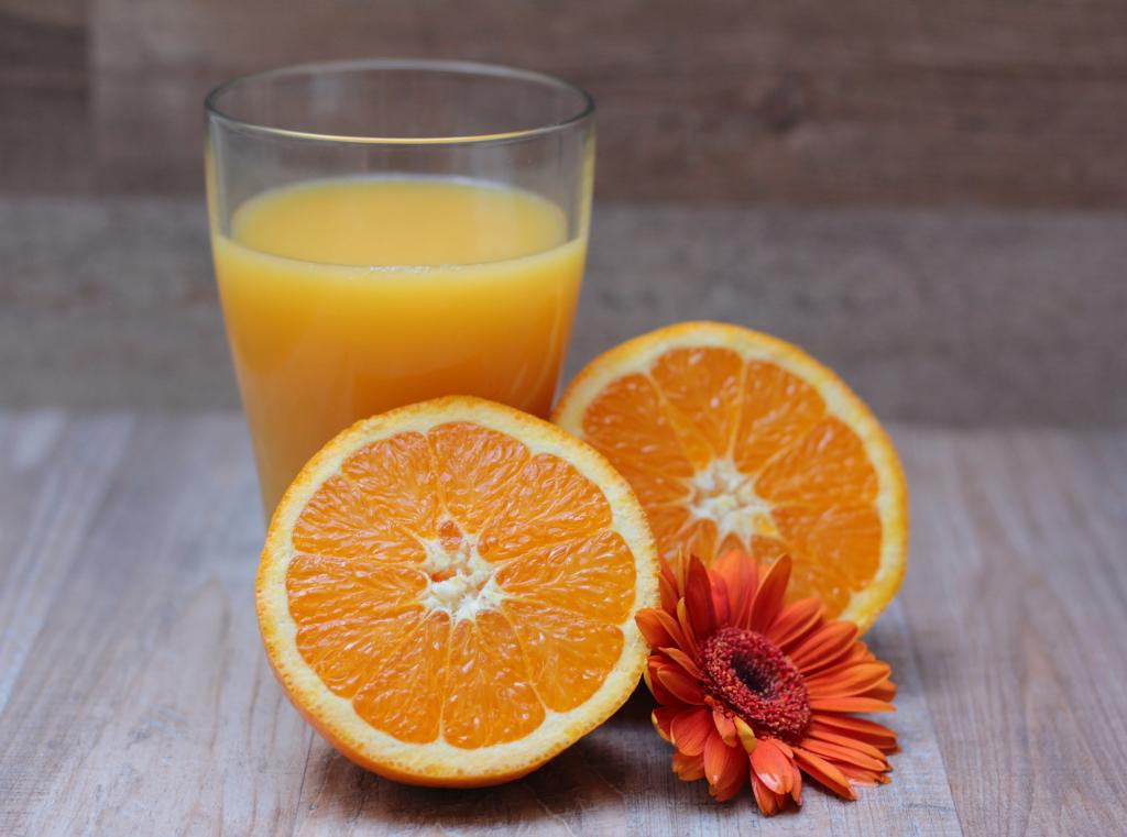 两个橙色的一半,橙色非洲菊雏菊和杯橙汁高清壁纸