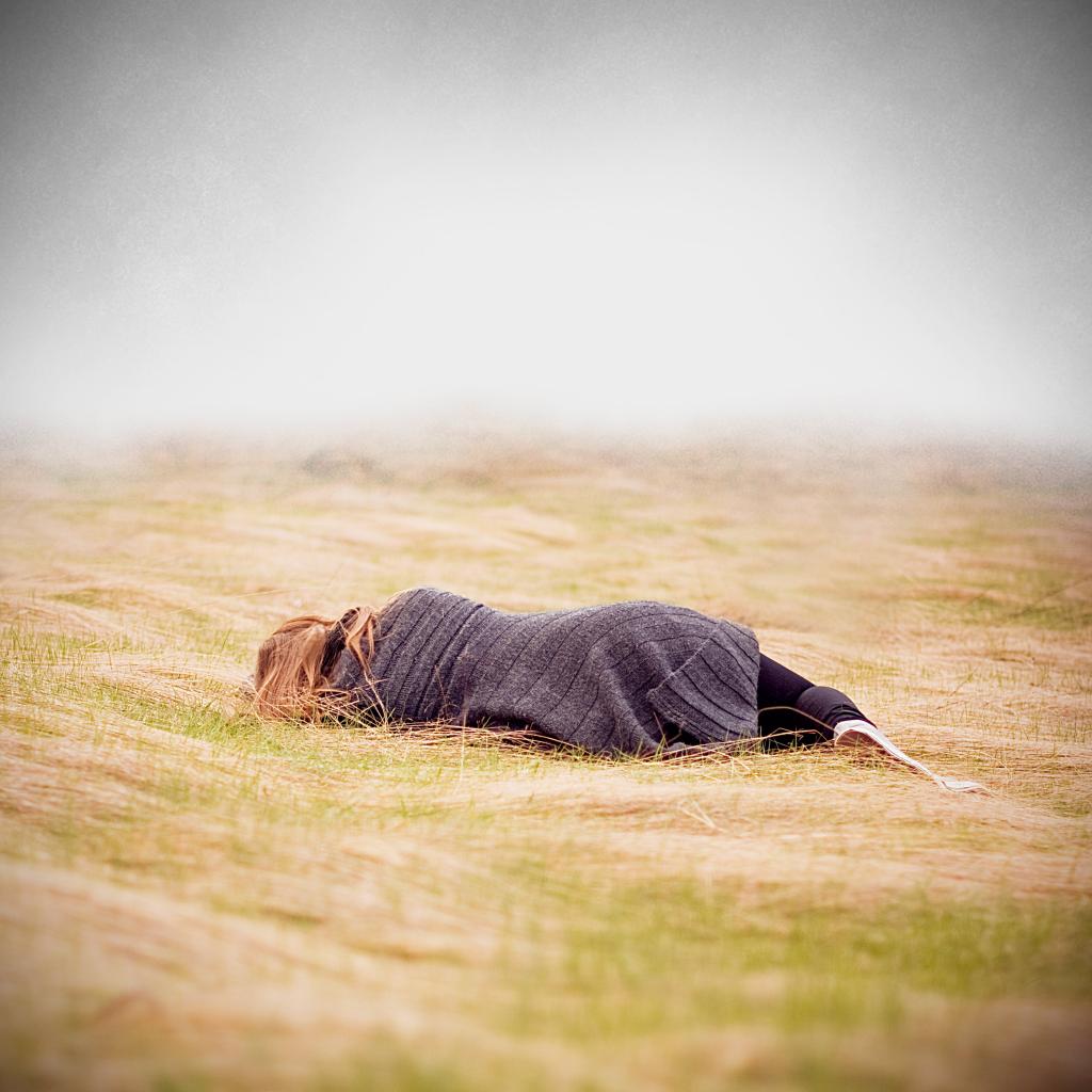 女孩在灰色针织外套和草地上的黑色裤子高清壁纸