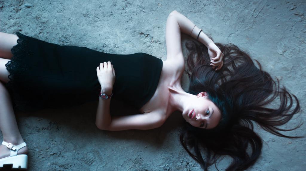 躺在地板上的黑色露肩礼服的女人高清壁纸