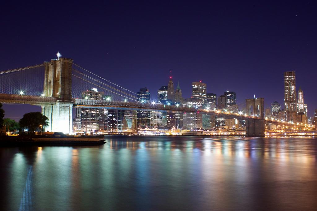 在夜间,布鲁克林大桥,曼哈顿,帝国高清壁纸摩天大楼附近的棕色桥