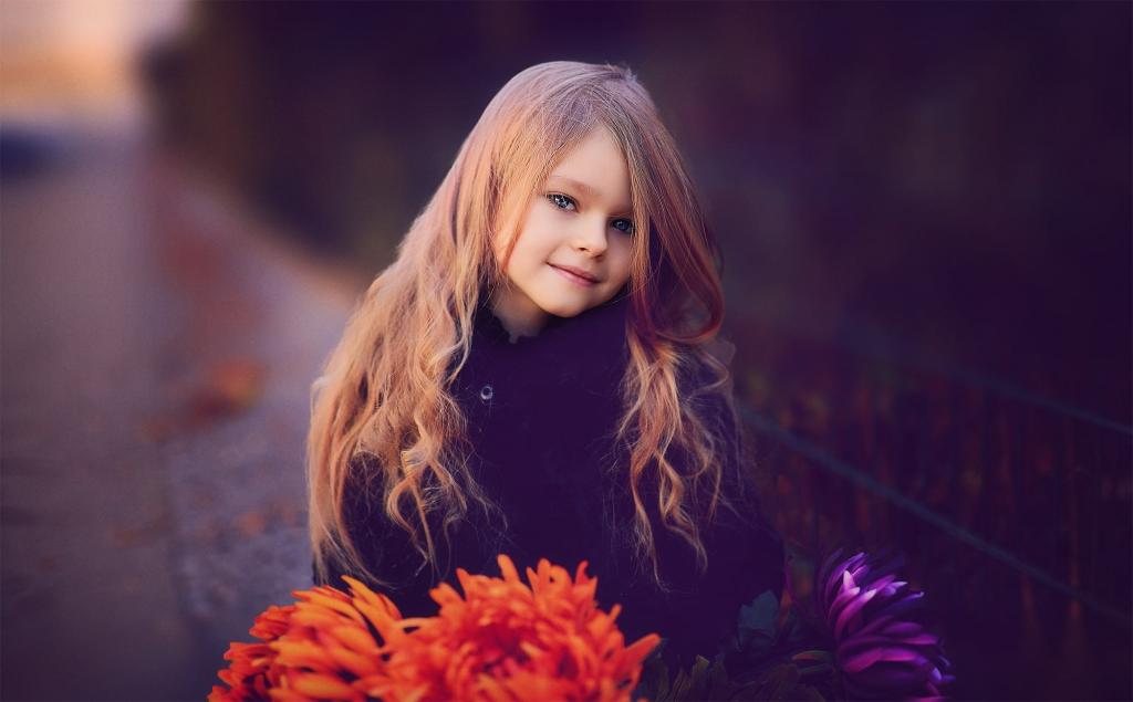 黑色的风衣,抱着橙色和紫色的花朵高清壁纸的女孩