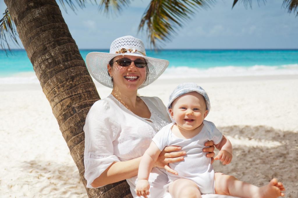 在白天的时间高清壁纸白色沙滩上抱着婴儿靠在椰子树上的女人的照片