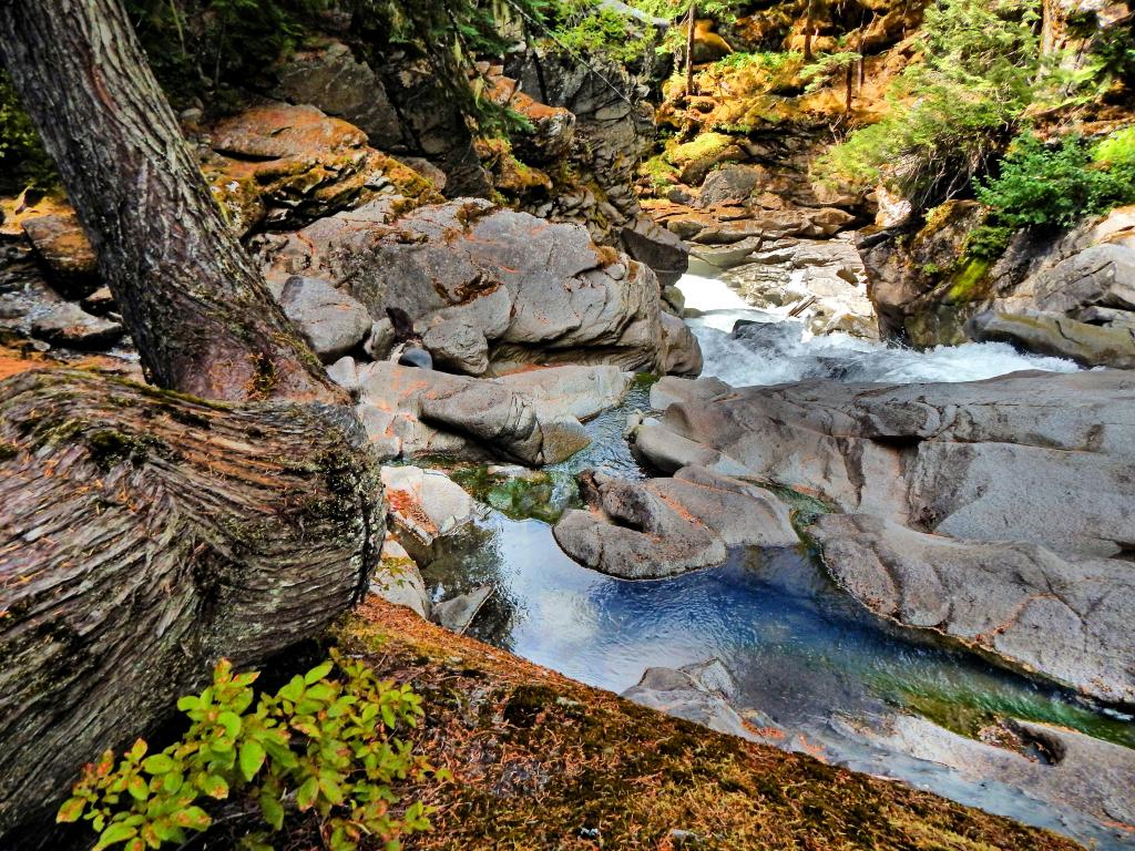 流动在森林,白色河HD岩石的岩层的水墙纸