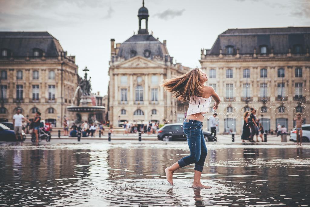 交易广场,广场 - 一个喷泉水镜,心情,女孩,水,城市,法国,波尔多