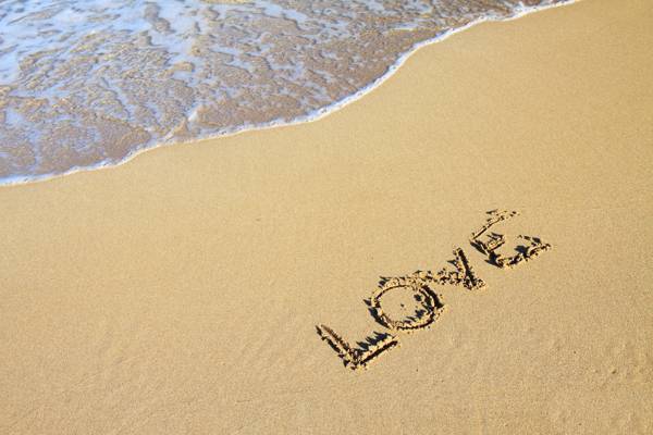 爱写在白色的沙滩上高清壁纸