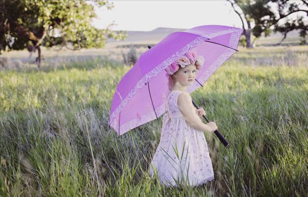女孩在草地上用伞在白天高清壁纸