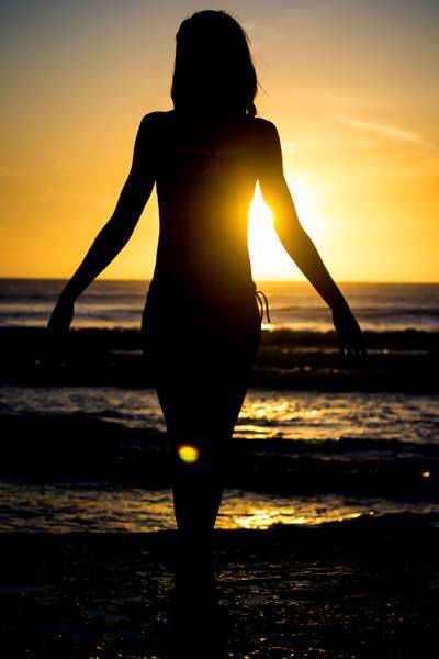 女人站在海边日落期间高清壁纸的剪影