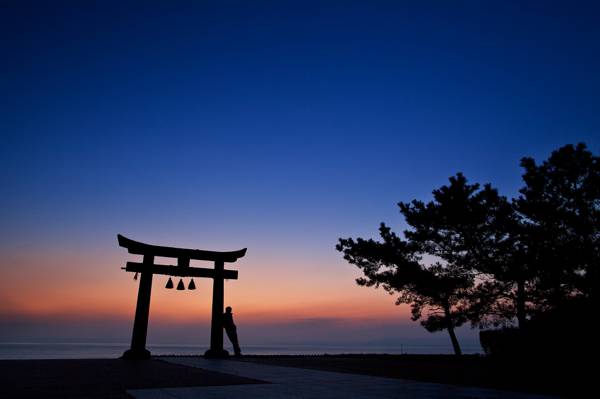 鸟居,建筑,树,日本,人,晚上,剪影,橙色,蓝色,天空,日落