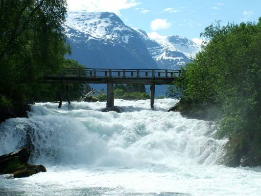 肆虐的河流和混凝土桥在白天,挪威高清壁纸