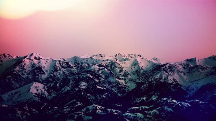 高饱和度摄影的雪峰山顶高清壁纸