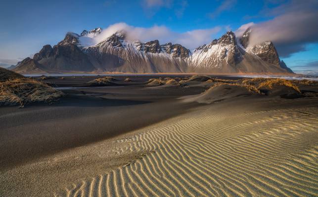 棕色和白色的山包围着沙,冰岛高清壁纸
