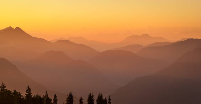 日出时高清壁纸山的空中摄影