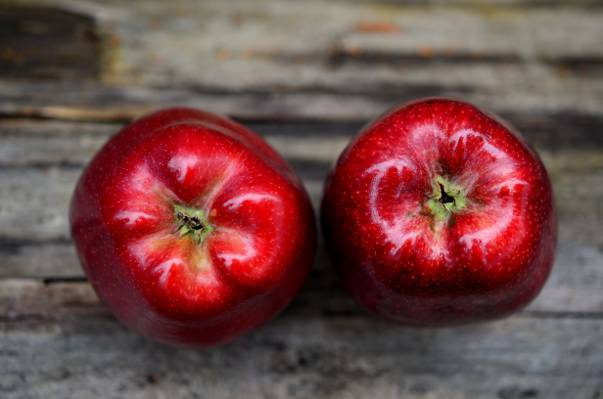 两个红色苹果高清壁纸的特写照片
