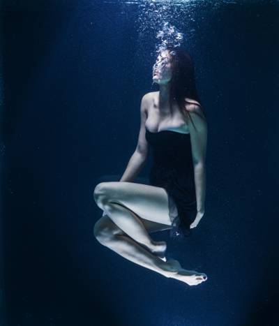 黑色甜心连衣裙的女人淹死在水中高清壁纸