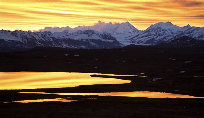 在日落照片高清壁纸的冰雪覆盖的山脉