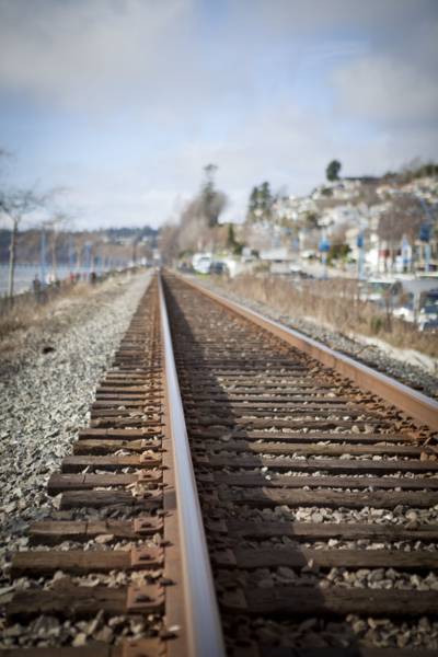 生锈的棕色金属火车铁路,白色摇滚高清壁纸的照片