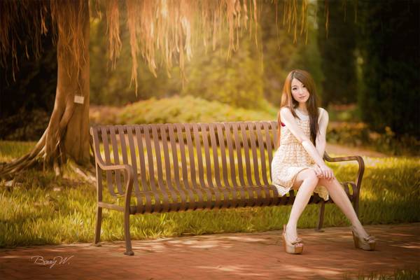 女人坐在长椅上的米色礼服高清壁纸