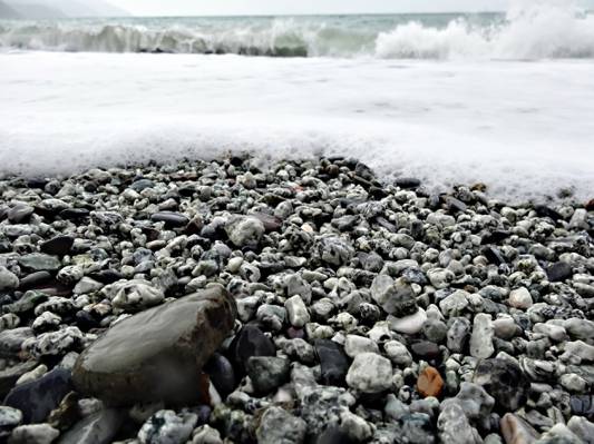在海洋岩石上的海浪在特写镜头摄影高清壁纸