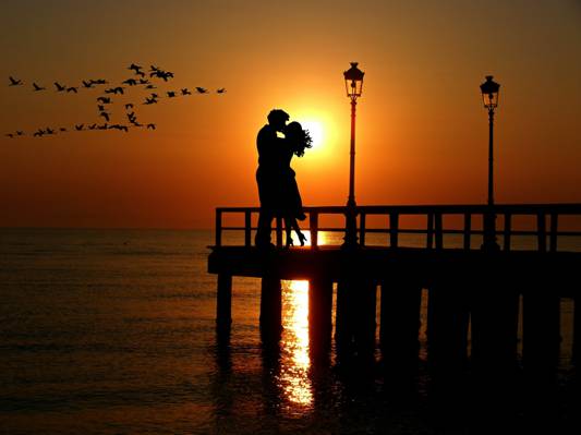 男人和女人接吻在日落高清壁纸的剪影
