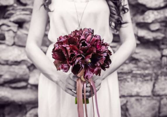 紫色的选择性的彩色照片郁金香婚礼花束高清壁纸