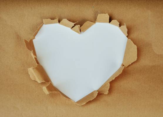 白色和棕色的心折纸高清壁纸