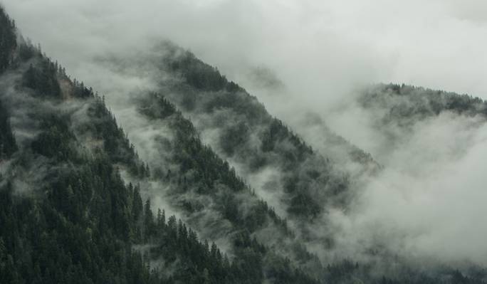 被云层覆盖的山的摄影高清壁纸
