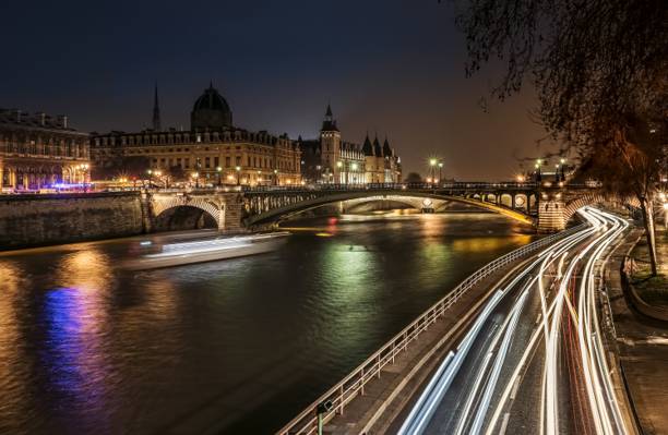 时间推移摄影的混凝土路河和桥在夜间时间,巴黎,塞纳河高清壁纸移动的汽车附近