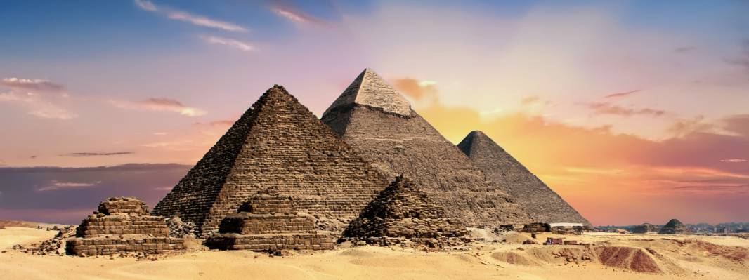 在白天高清壁纸棕色沙子上的六个金字塔